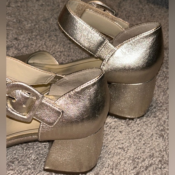 Vionic Chardonnay Block Heel Sandal in Gold Leather - Picture 3 of 6